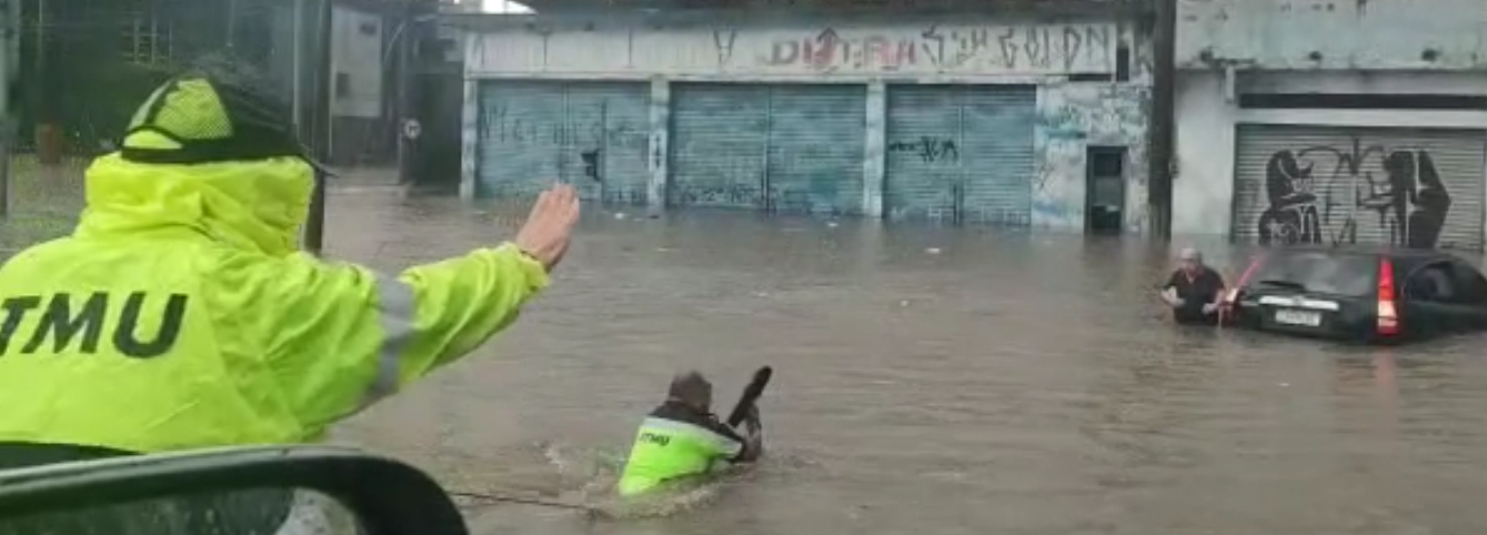 Agente de trânsito em meio a enchente para salvar munícipe ilhado